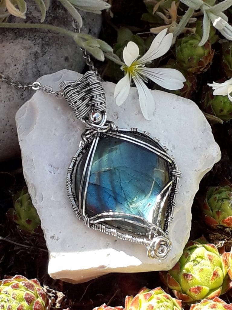 pendentif labradorite bleue en forme de larme tissée au fil acier inoxydable le monde en cy