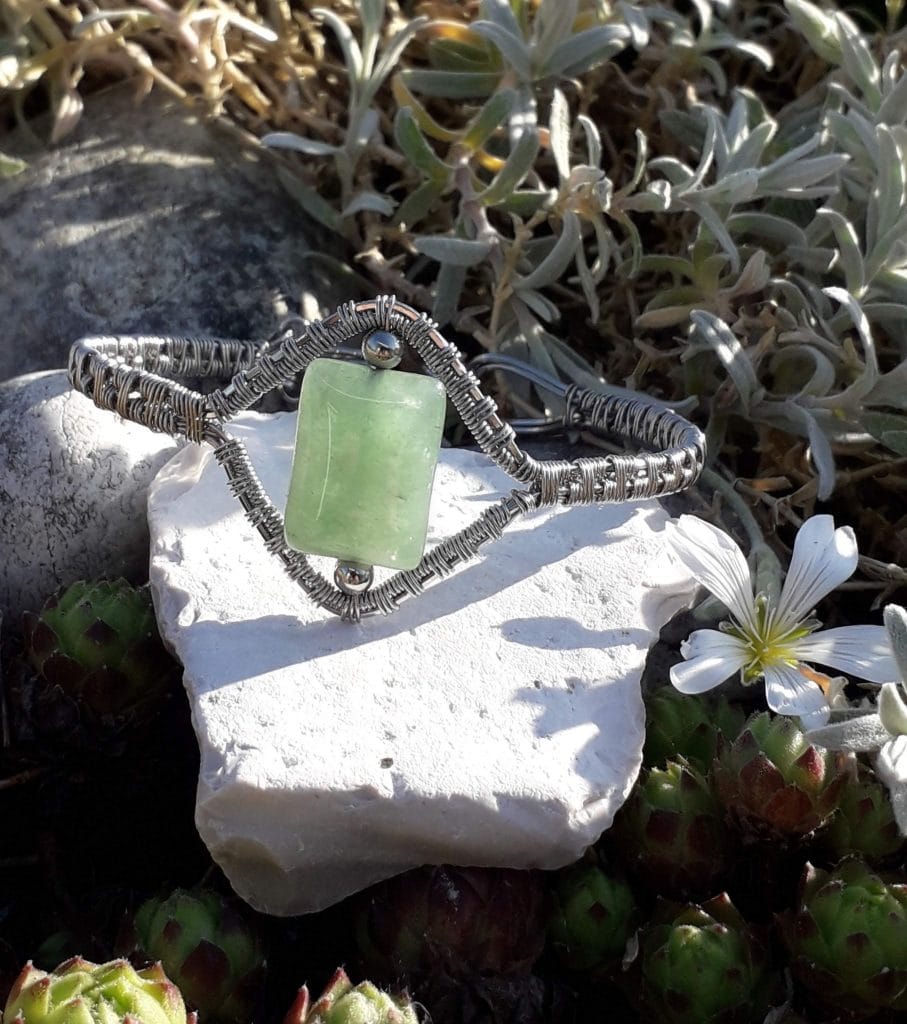 bracelet-aventurine-rectangle-mcybijoux-nature photographie prise en extérieur sur une pierre blanche avec une fleur