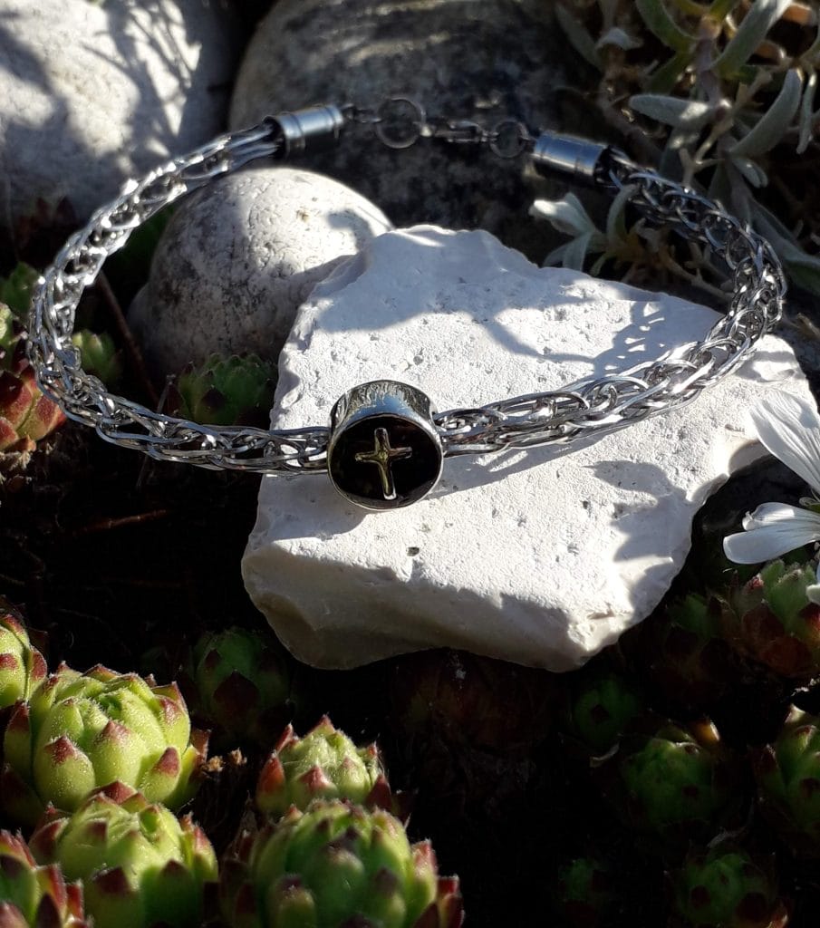 bracelet-viking-symbole- croix-acier- nature-Le Monde en Cy photographie en extérieur sur une pierre blanche