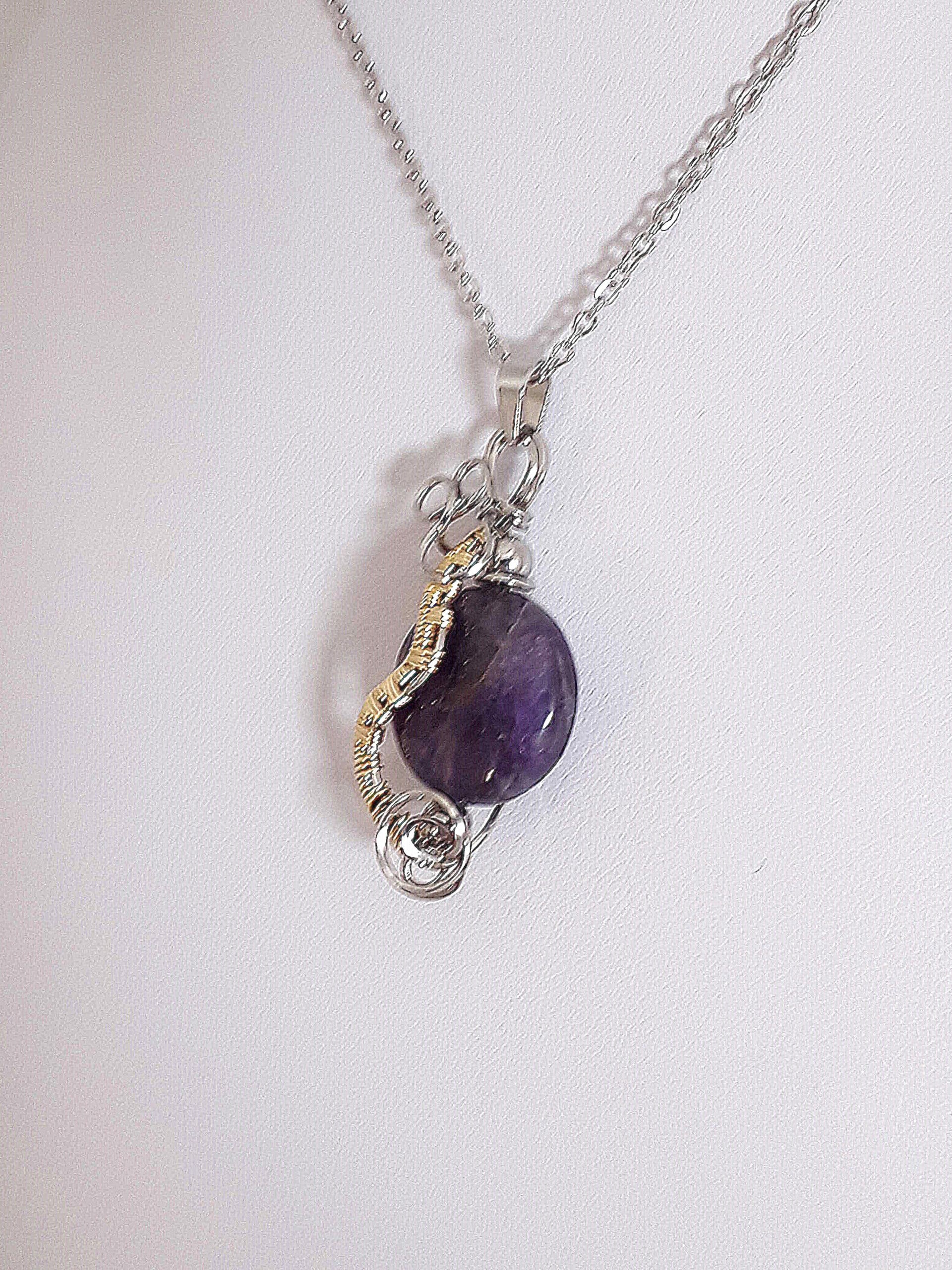 Pendentif Améthyste Laiton & Acier Inoxydable Le Monde en Cy