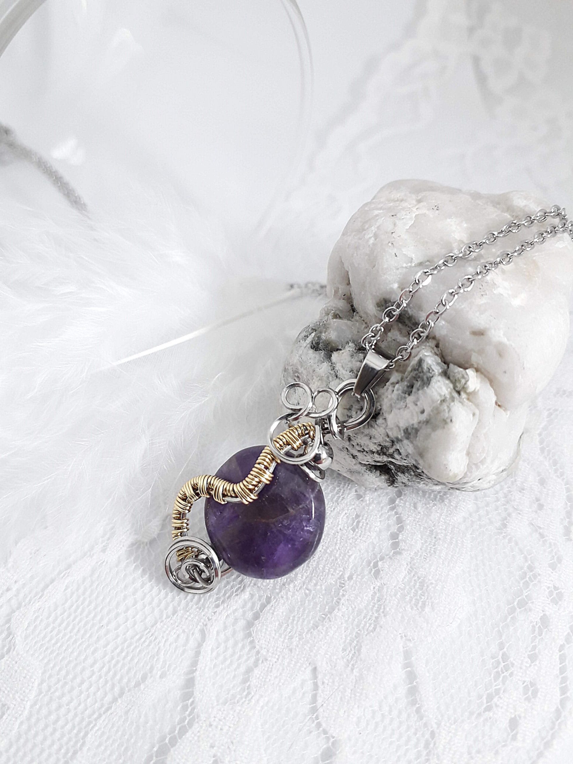 Pendentif Améthyste Laiton & Acier Inoxydable Le Monde en Cy