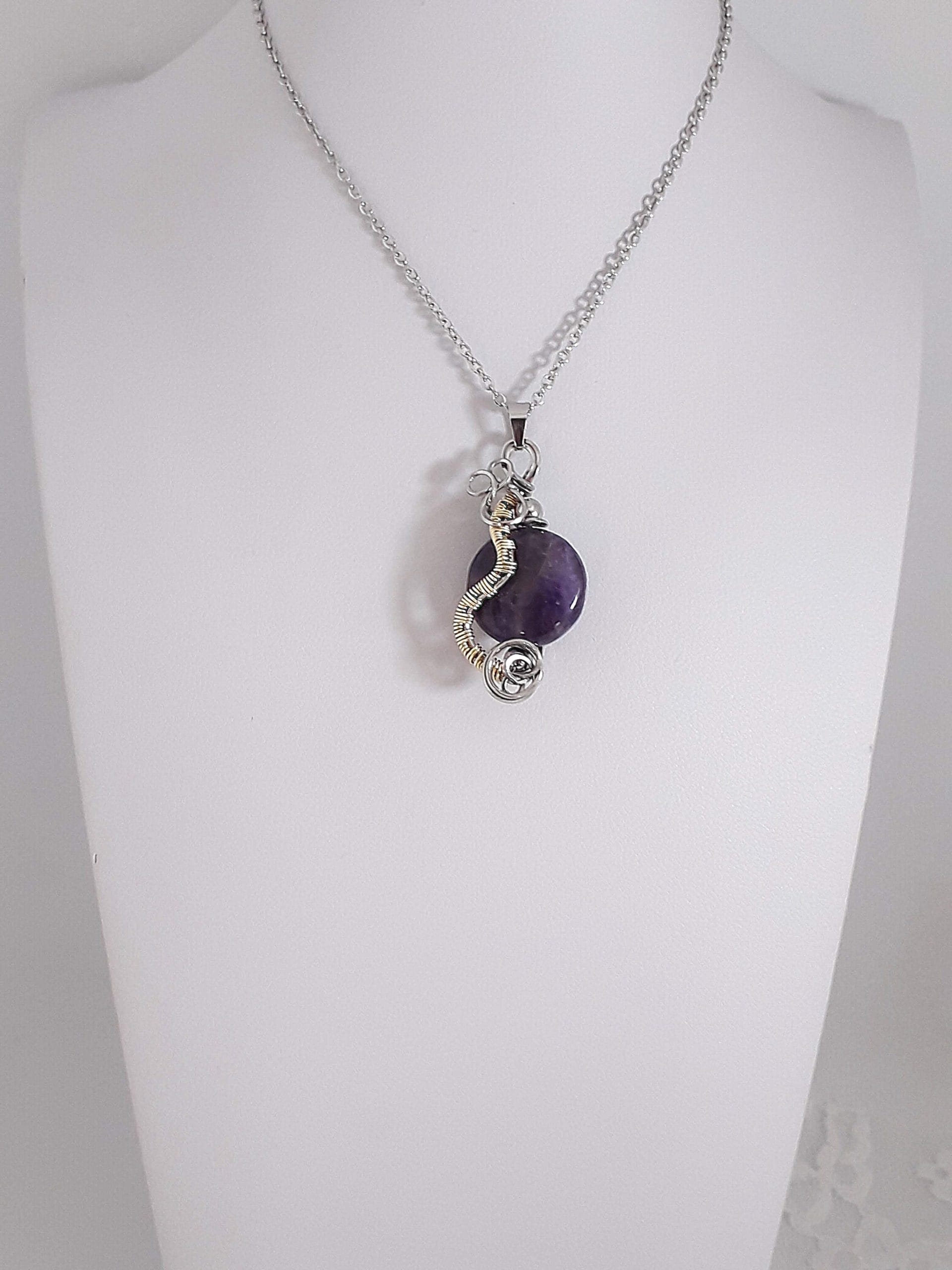 Pendentif Améthyste Laiton & Acier Inoxydable Le Monde en Cy