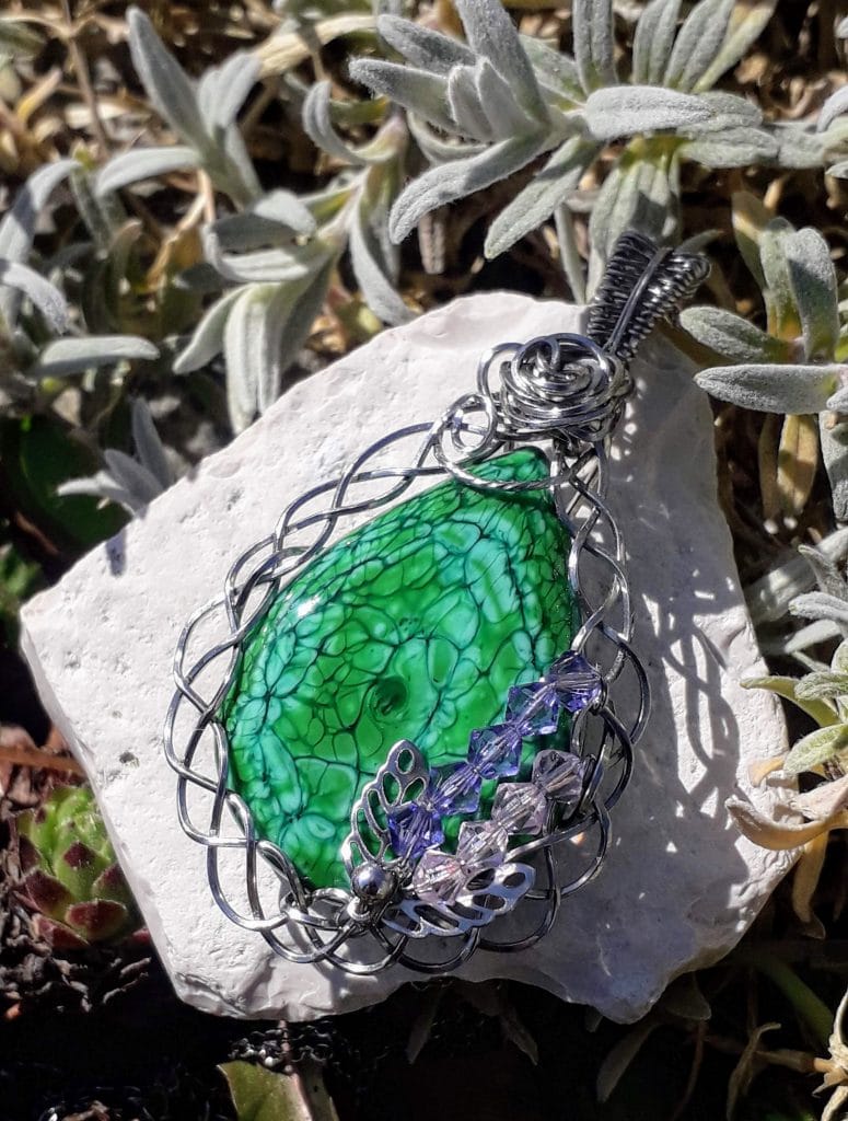 pendentif vert émeraude en Verre Murano & Swarovski "Le bord du Vast" Le Monde en Cy