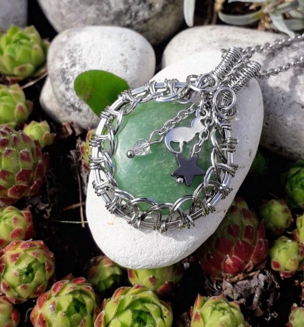 pendentif-aventurine-chat-nature-mcybijoux photographie réalisée à l'extérieur sur une pierre blanche